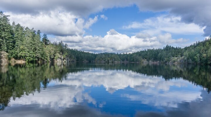 Thetis_Lake,_Canada_01